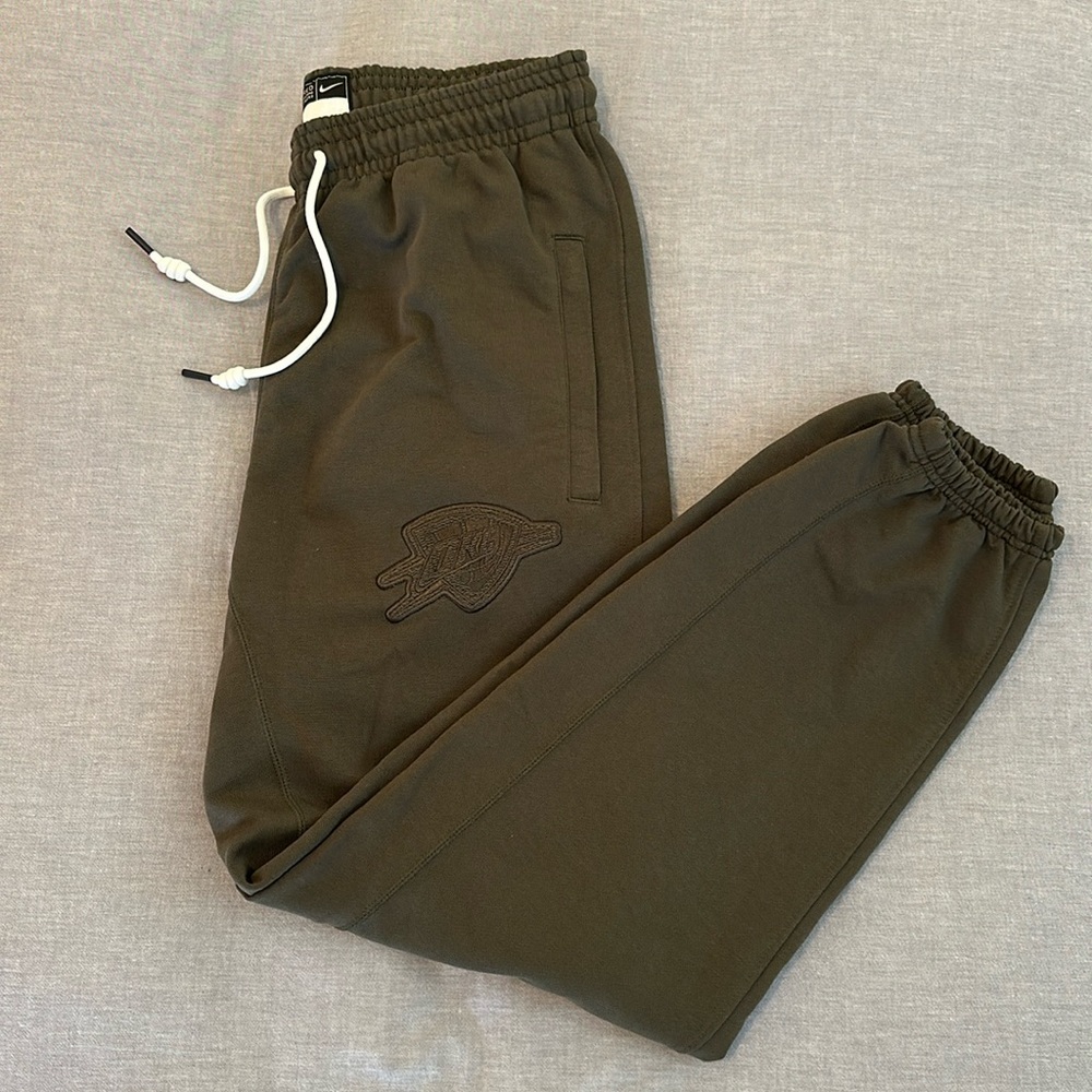 NWOT Official OKC Thunder Nike Sweatpants. Size M.